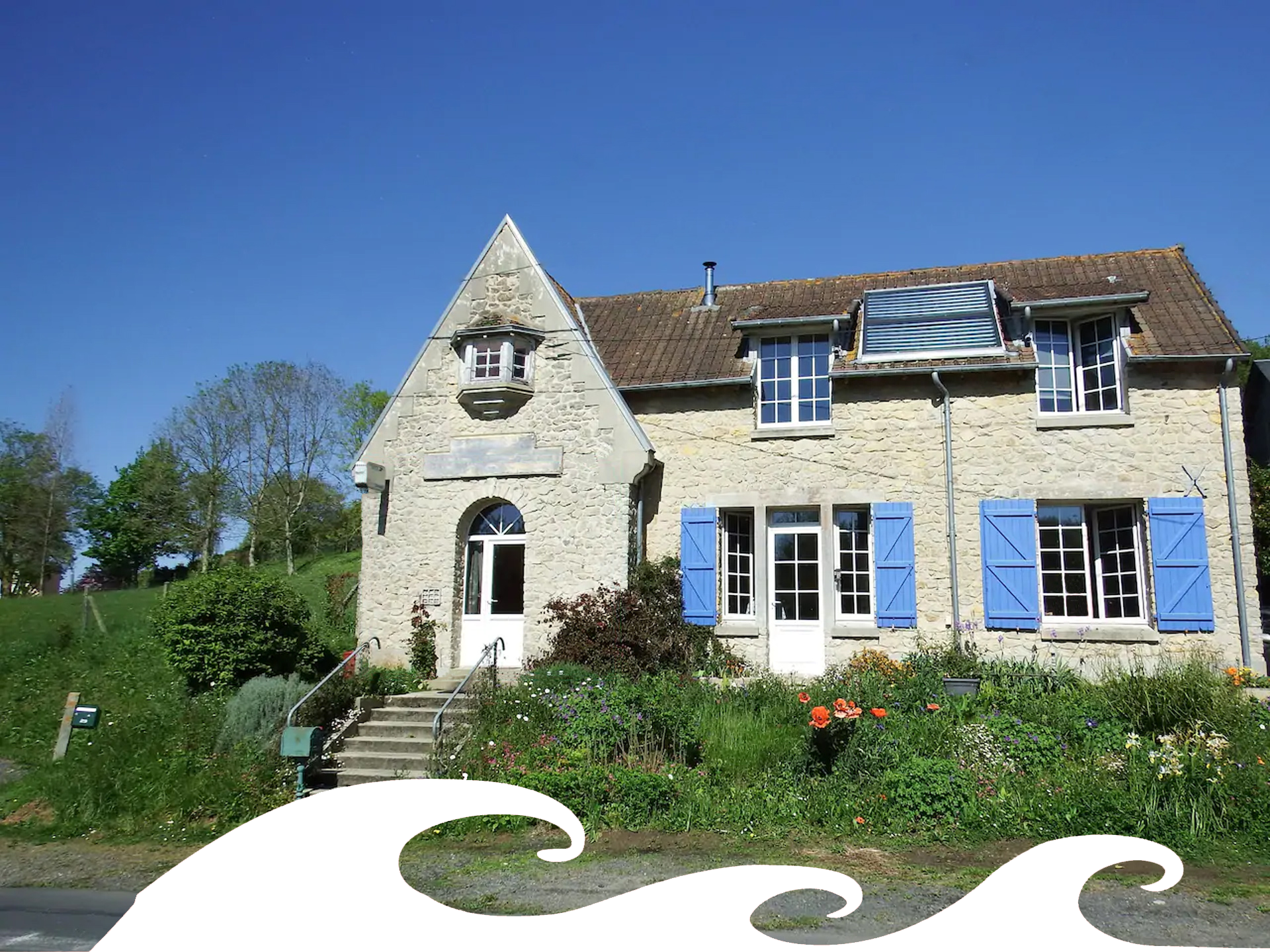 photo vue de l'extérieur où le soleil illumine la maison